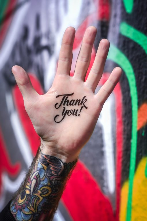 Like ink cadeaubon afbeelding van hand met tekst Bedankt! Ga je tatoeëren? Begin met een tijdelijke tatoeage.